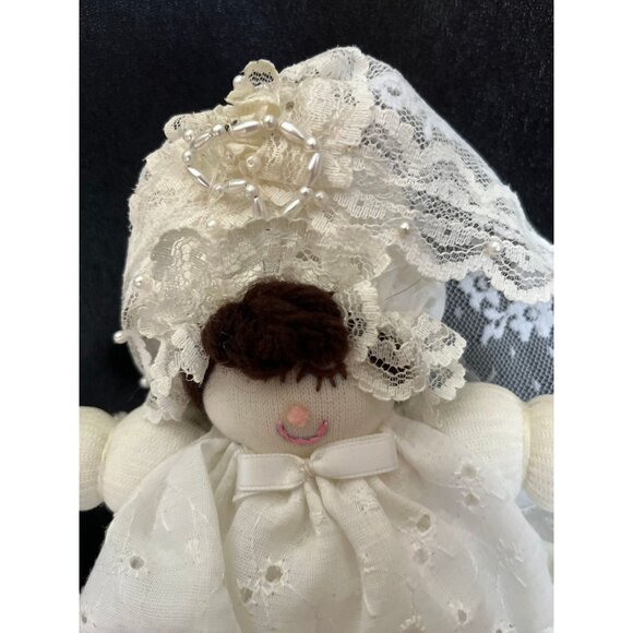 Vtg Handmade Little Girl Wedding Dress Doll With Long Lace Train And Pearl Beads - Picture 2 of 10